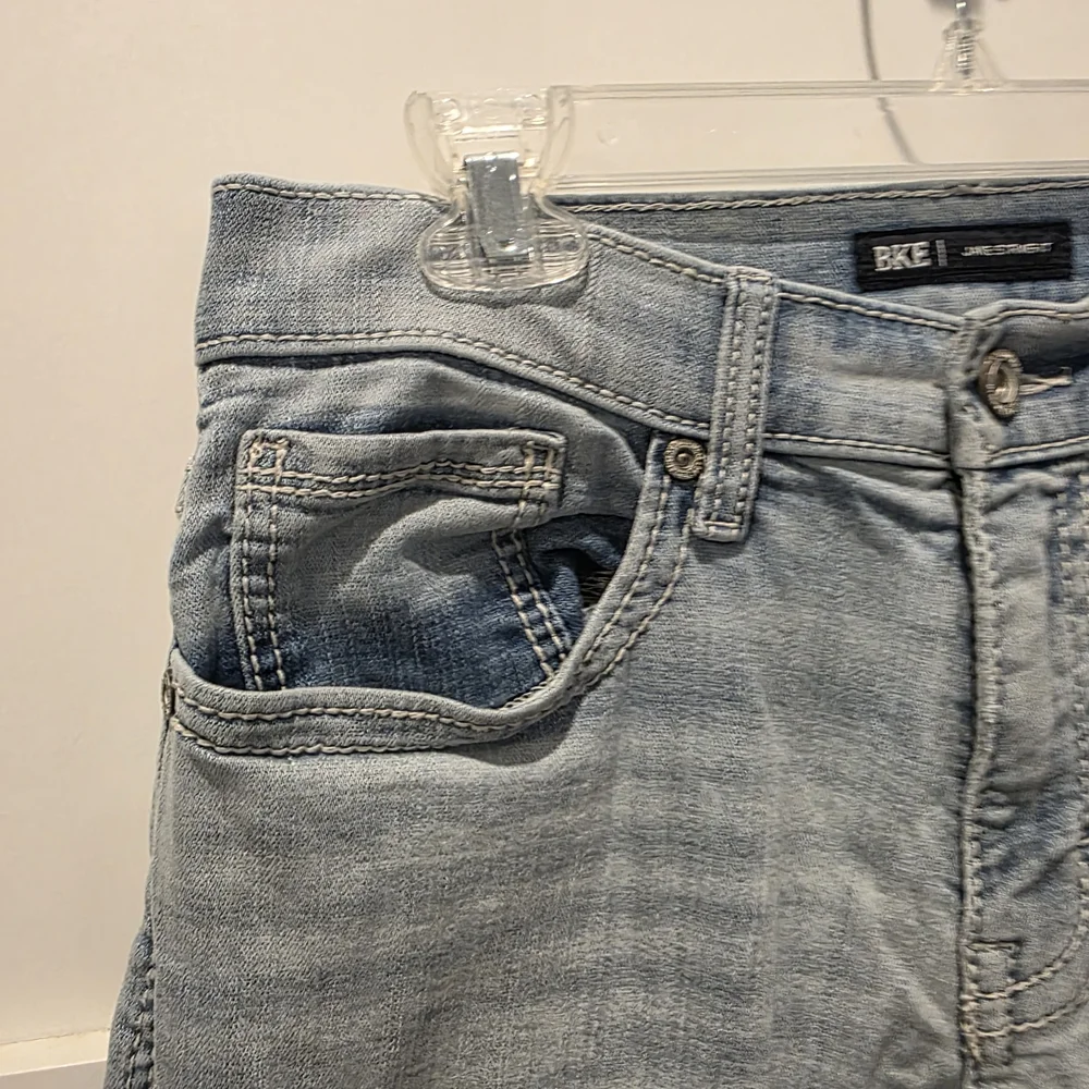 BKE Jake Mens Jeans Buckle 30x32 Light Wash Straight Leg Premium Embroidered